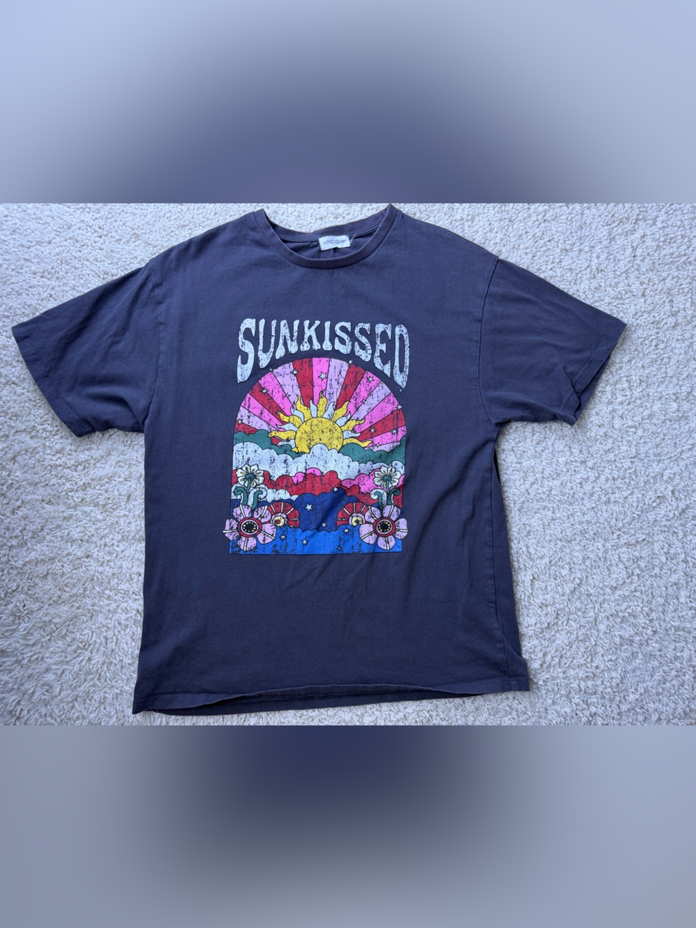 Sz Small SUNKISSED Vestique Graphic Tee